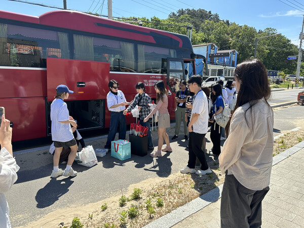 [여의도를 출발해 을왕리 해변에 도착한 참가자들 모습]