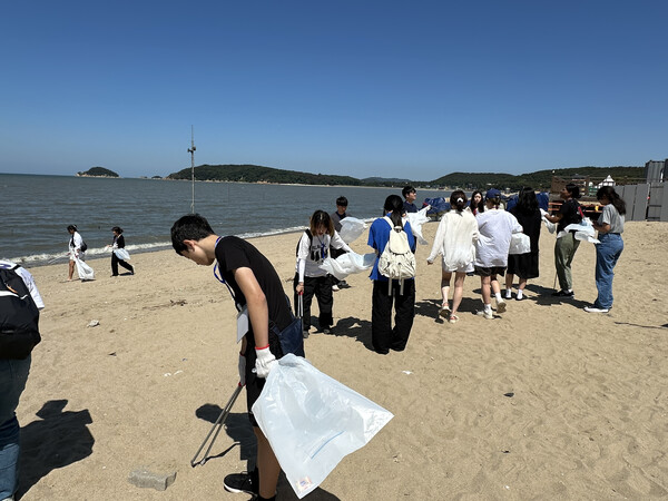 [도구 지급 후 본격적인 플러깅에 나선 참가자들 모습]