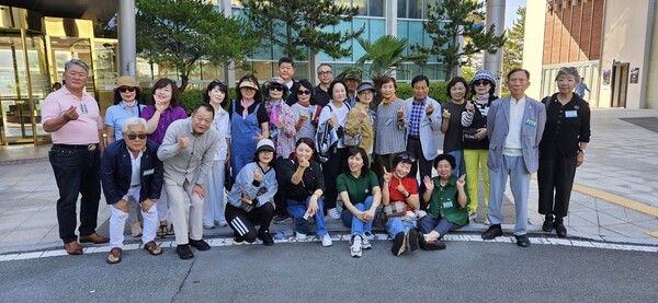 [1일차 행사 후 문화탐방 중인 참석자들 모습]