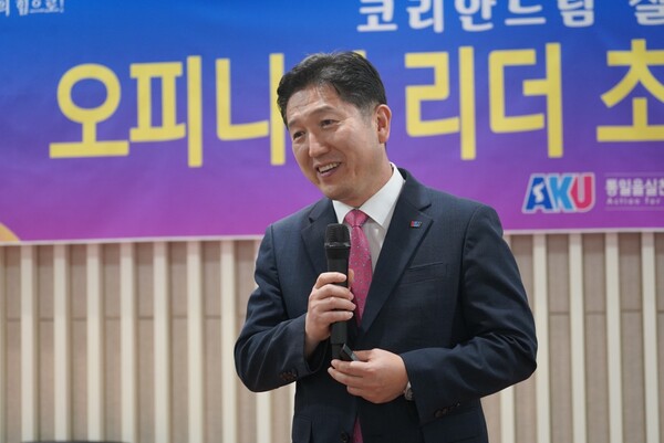 [이날 행사에서 강연 중인 서인택 통일천사 공동상임의장]