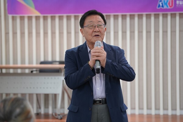 [축하 인사를 하고 있는 서종환 통일천사 상임고문]