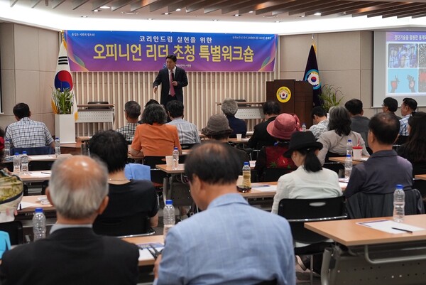 [코리안드림 특별 강연 중인 서인택 통일천사 공동상임의장]