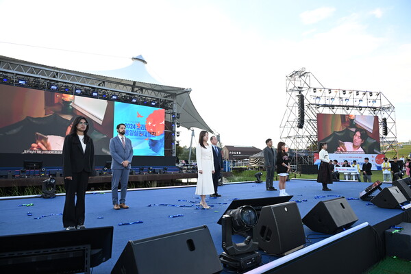 [7인의 글로벌 시민 지지선언 참가자들 모습]