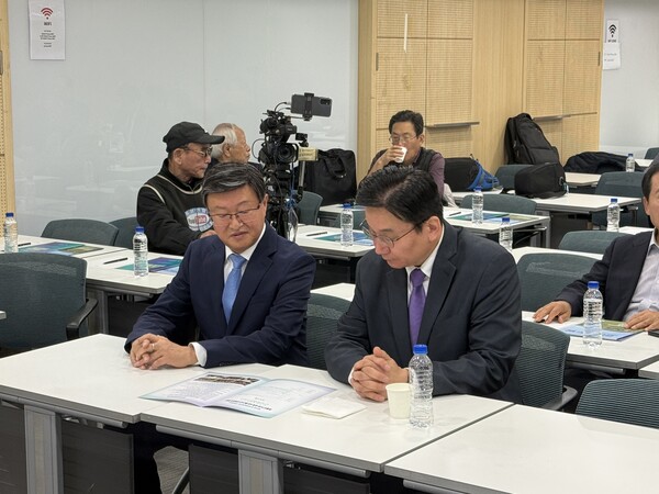 [최노석 한국언론문화포럼 회장(좌), 김영준 UPI 통신 부회장(우)]