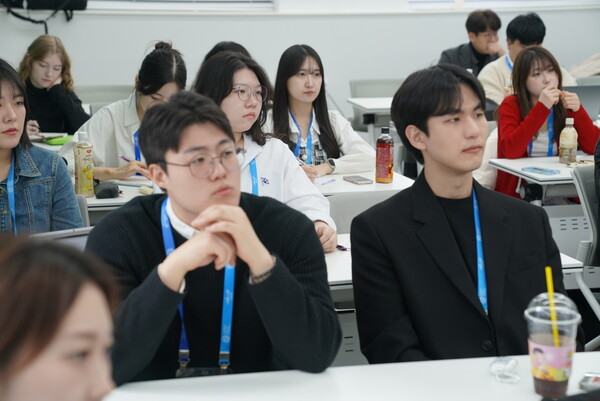 [리일규 참사 강연을 열정적으로 듣고 있는 코리안드림크루들 모습]
