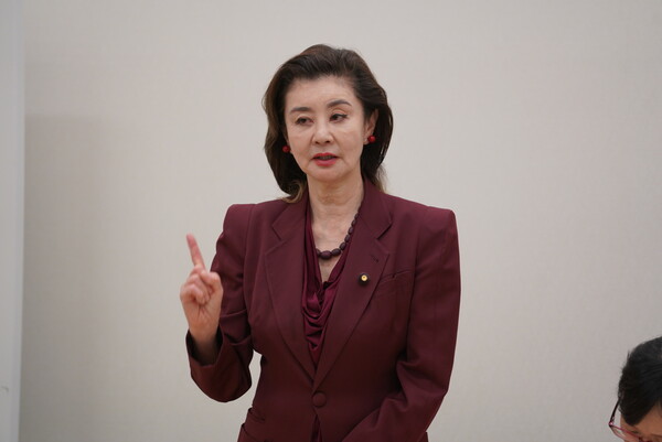 [행사에서 발언 중인 이시이 미츠코 참의원 모습]
