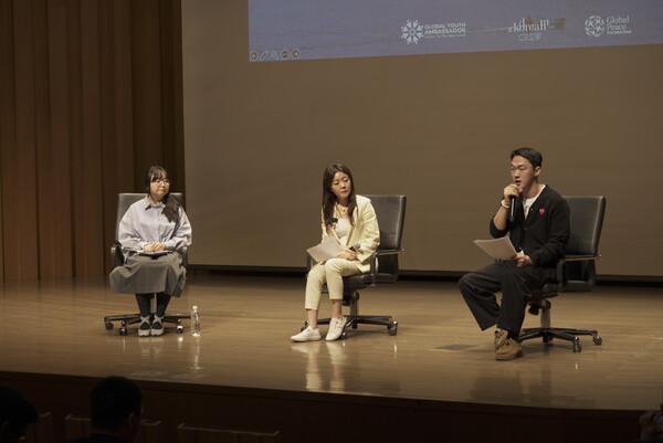 [12일 행사에서 발언 중인 탈북민 출신 참가자들 모습]