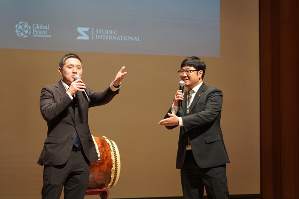 [환영사하는 GPF Japan 한다 사무국장, GPY Korea 김동찬 대표]