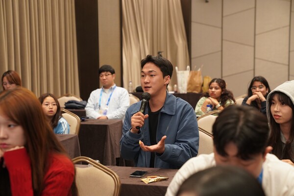 [특별 강연에서 질문 중인 참가자의 모습]
