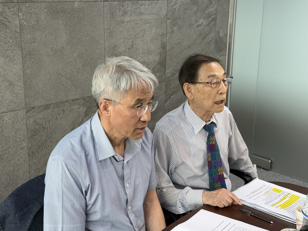 [이날 행사를 주최하고 사회를 진행한 곽태환 이사장의 모습]
