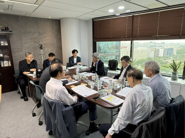 [북미대화 가능성에 관한 심도 높은 논의를 진행 중인 참석자들]