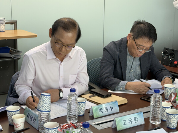 [포럼에서 논의 중인 참석자들 모습]