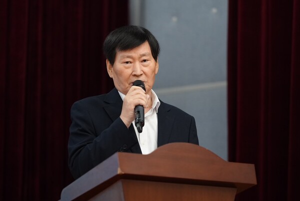 [이날 사회를 진행한 조영구 공동대표의 모습]