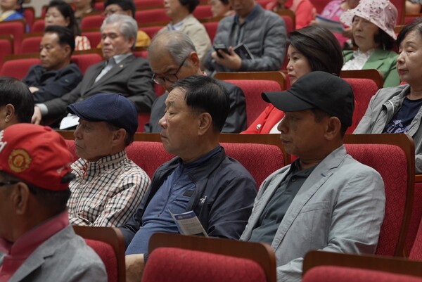 [서 위원장의 발표를 경청하는 참석자들 모습]