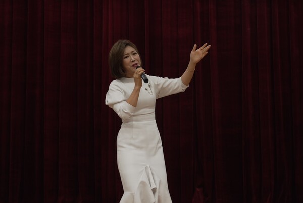 [행사 후반 축하 공연 중인 전향진 홍보대사의 모습]
