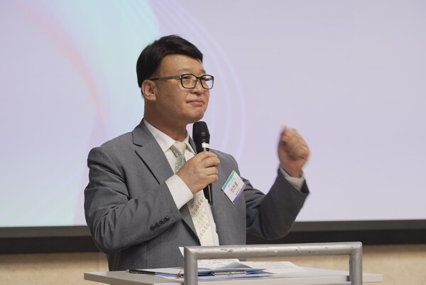 [내빈 소개 중인 전찬홍 통일을실천하는사람들 인천본부 공동대표]