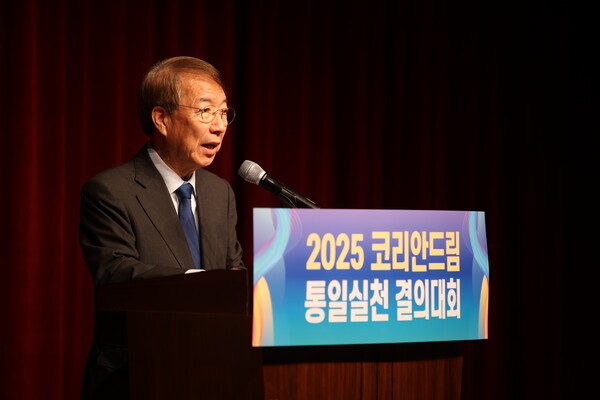 [대회사 중인 정운찬 한강대축제 조직위원회 대회장]