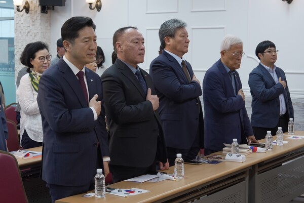 [행사 전 국민의례 중인 주요 귀빈들의 모습]