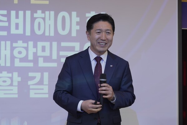 [코리안드림 비전 발표 중인 서인택 한강대축제 총괄실행위원장]