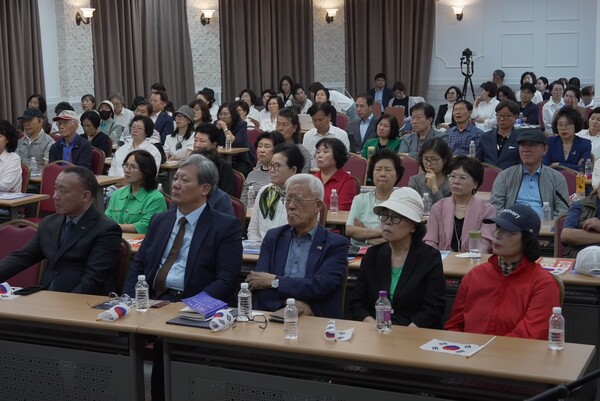 [서 위원장의 발표를 경청하는 참석자들의 모습]