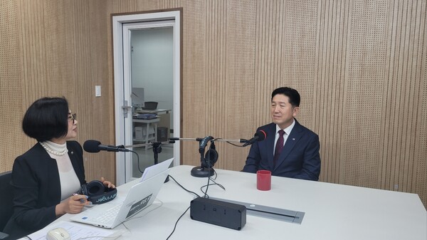 [행사 전 세종FM 라디오에 출연한 서인택 총괄실행위원장의 모습]