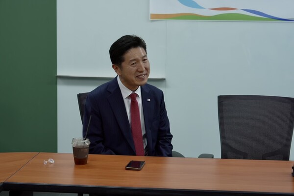 [업무 협약식에서 소회를 밝히는 서인택 이사장의 모습]