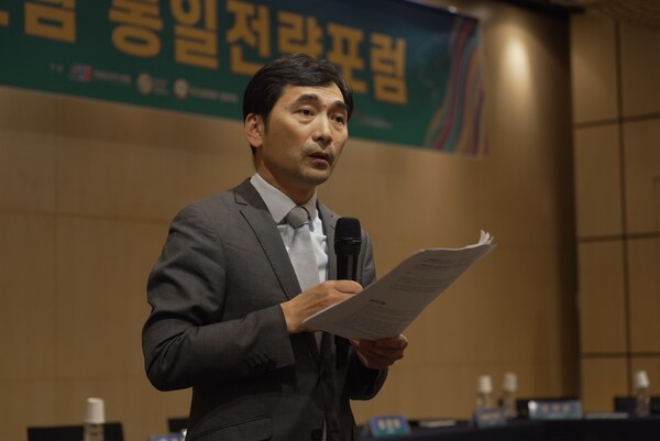 [중국 측 발제를 맡은 첨덕빈 상대대외무역대학 교수]