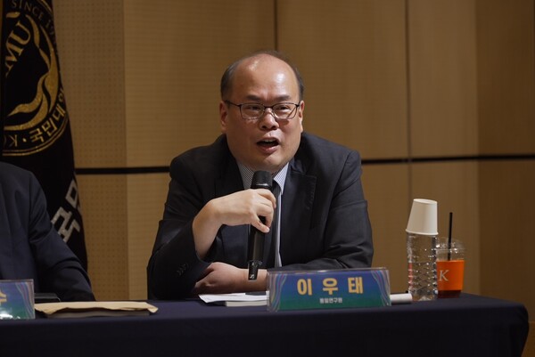 [토론 중인 이우태 통일연구원 기획조정실장]