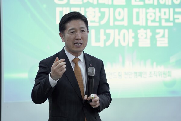 [비전 발표 중인 서인택 통일천사 상임의장]