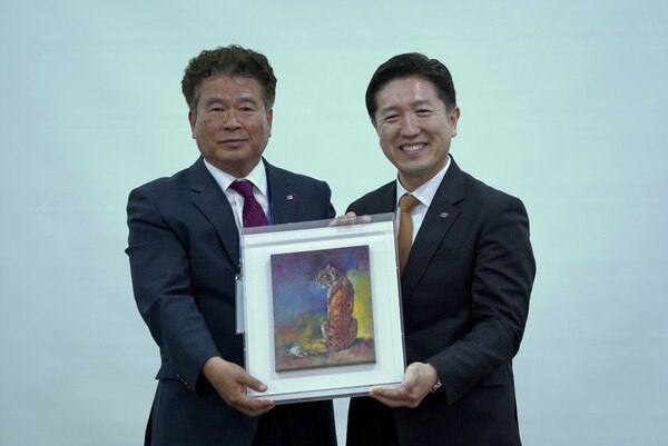 [통일의 의미를 담은 그림 증정식 모습]