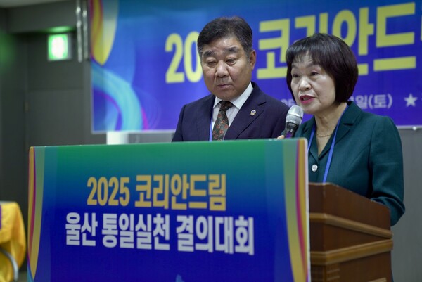 [결의문을 낭독하는 울산본부 자문위원들의 모습]