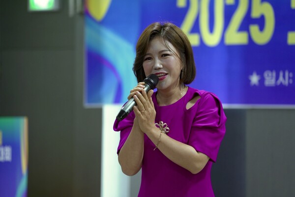 [축하무대를 장식 중인 전향진 홍보대사의 모습]