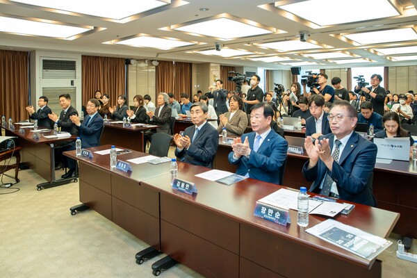 [기자회견 행사에 참석한 주요 귀빈들의 모습]