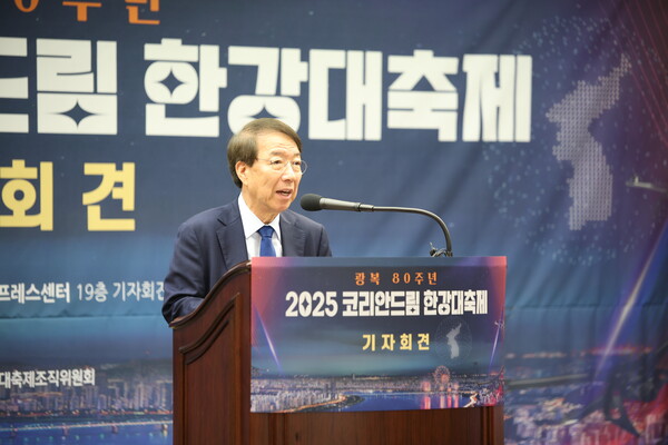 [개회사 중인 정운찬 한강대축제 대회장의 모습]