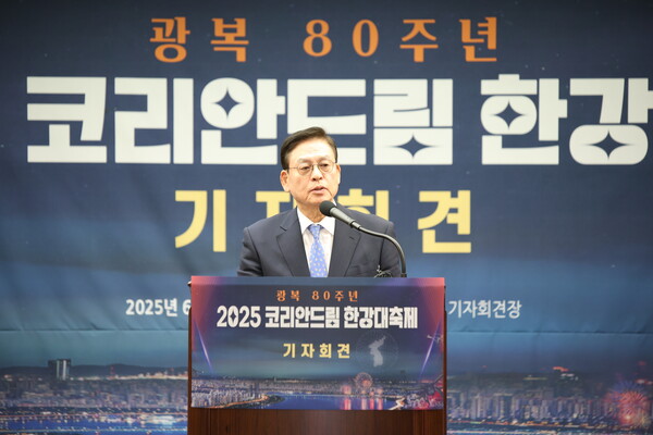 [인사말 중인 정우택 한강대축제 공동조직위원장의 모습]