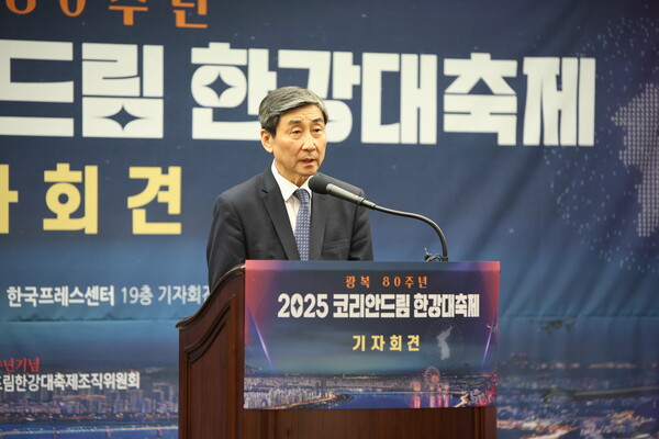 [인사말 중인 이종걸 한강대축제 공동조직위원장의 모습]