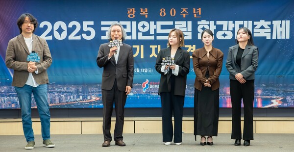 [음원 제작 소회를 밝히는 서훈 감독의 모습]