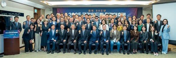 [기자회견 참석자 단체 사진 모습]