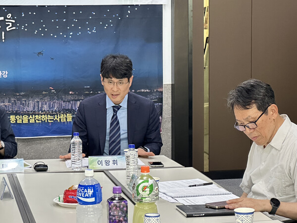 [주제 발표 중인 이왕휘 교수의 모습]