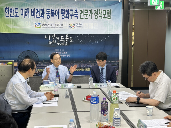 [발제 내용을 토의 중인 곽태환 이사장의 모습]