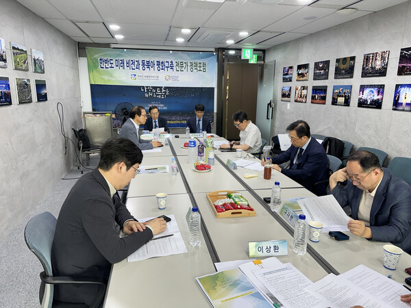 [지정 토론 중인 참석자들의 모습]
