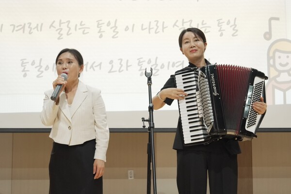 [이날 행사 대미를 장식한 이채원씨와 심화윤씨의 합창 모습]