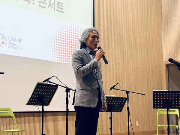 [학생들에게 통일의 중요성을 강조하는 서훈 단장]