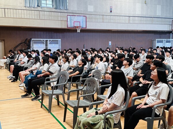 [음악 공연에 집중하는 용인고 학생들의 모습]