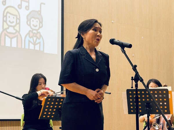 [공연에서 열창 중인 북한이탈주민 출신 소프라노 이채원]