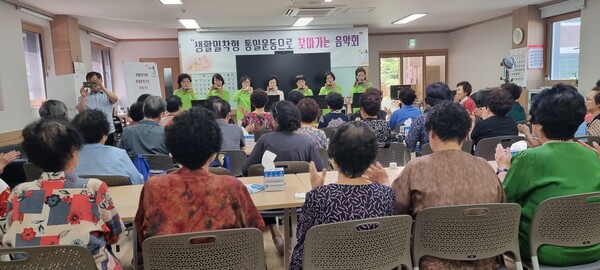[지난 10일 양천구 신원 어울림 노인정에서 열린 행사 모습]
