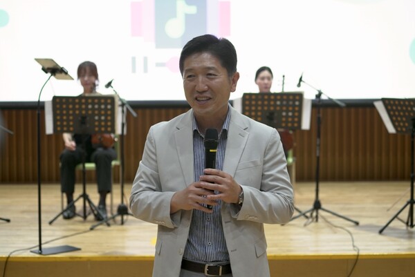 [코리안드림 한강대축제를 설명 중인 서인택 통일천사 공동상임의장]