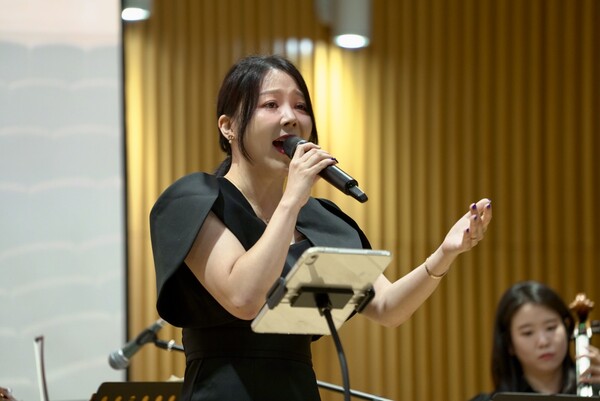 ['코리안드림 오라, 영광의 빛이여'를 열창 중인 소프라노 하나린]