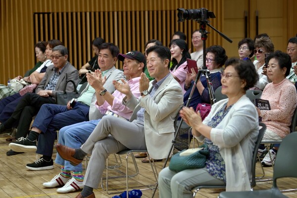 [공연 직후 큰 박수로 호응하는 관객들의 모습]