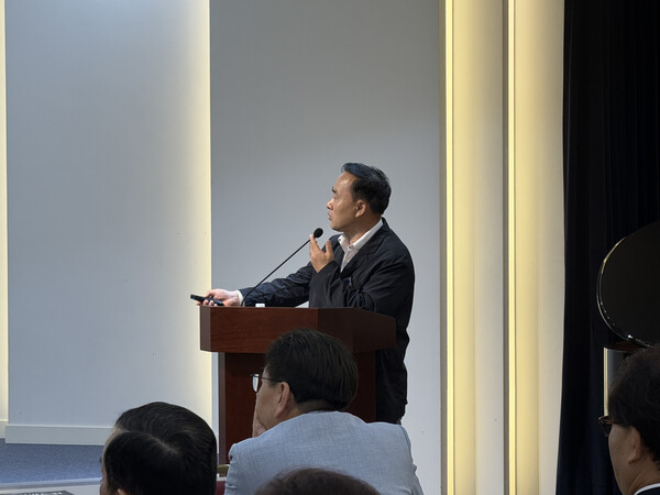 [학술연구사업 계획을 발표하는 남광규 교수의 모습]